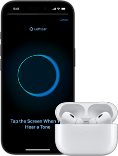 AirPods Pro na caixa de carregamento ao lado de um iPhone a mostrar um ecrã com funcionalidades de saúde auditiva