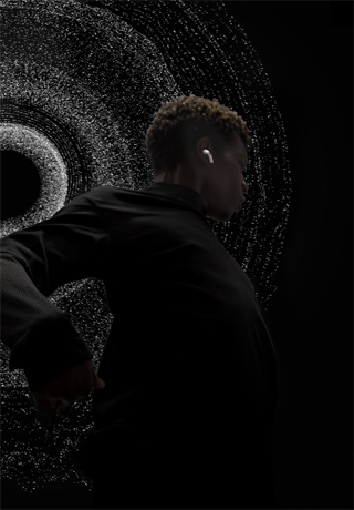 Uma pessoa a usar AirPods Pro enquanto dança