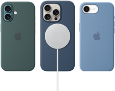Vários acessórios MagSafe para iPhone Capa em silicone com MagSafe para iPhone 16, verde lago, Capa em silicone com MagSafe para iPhone 16 Pro, azul denim, ligado a um carregador MagSafe branco e Capa em silicone para iPhone 16e, azul‑inverno